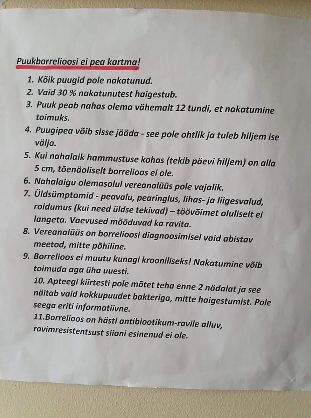 Osa patsiente muretsema panev silt ühel Eesti perearstipraksise uksel ütleb, et borrelioosi ei pea kartma.