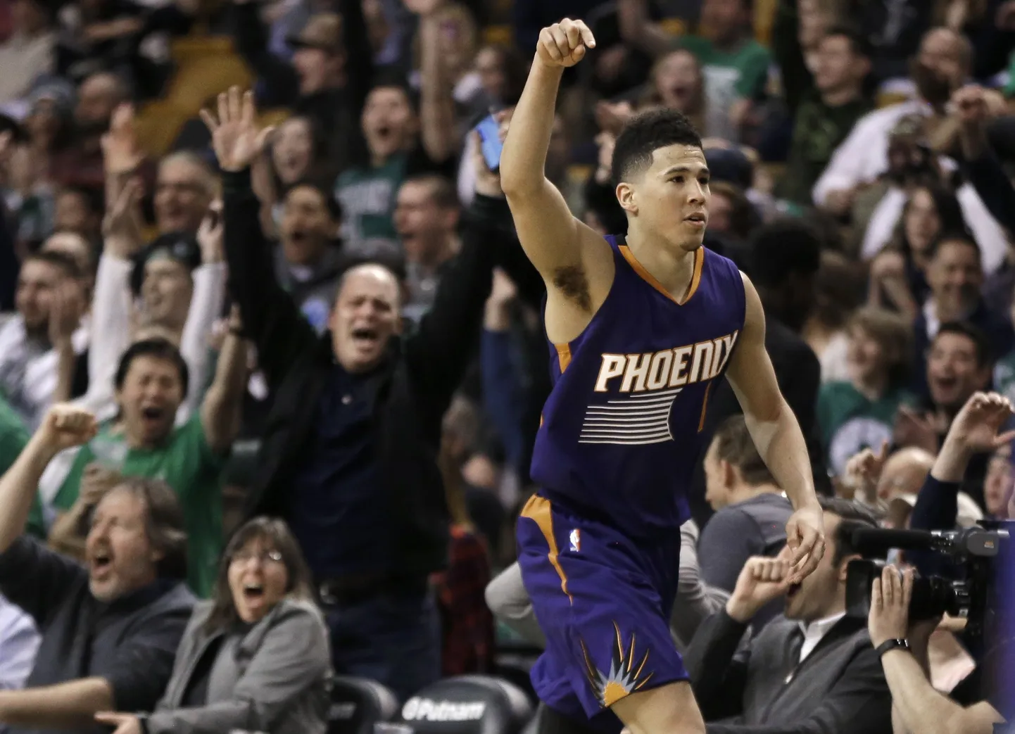 Devin Booker tegi läinud ööl NBAs midagi müstilist.