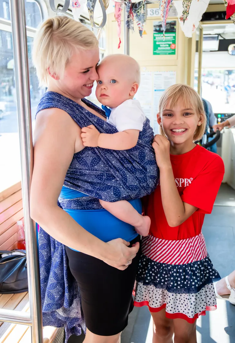Elin (31) on oma riietuse lausa mitmest tuubist ehitanud, kandelinas reisib emmega kaasa Emil (1) ja seltskonnale lisab värvi Anette-Helena (11)