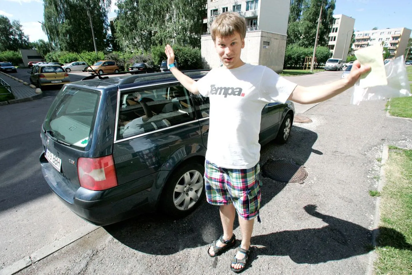 Õismäe elanik Olev Hannula on oma autot kodu ees juba aastaid niimoodi parkinud, kuid sel nädalal tehti talle selle eest esimest korda trahvi.