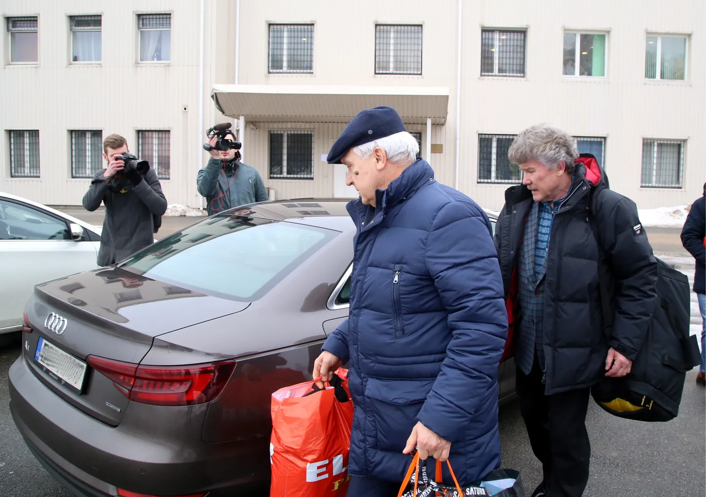 Advokāts Varis Klotiņš (no kreisās) pie cietumu slimnīcas Olainē sagaida SIA "Rīgas satiksmes" (RS) iepirkumu krimināllietā aizdomās turēto bijušo RS valdes priekšsēdētāju Leonu Bemhenu, kurš tiek atbrīvots no apcietinājuma pēc 200000 eiro drošības naudas iemaksas Valsts kasē.