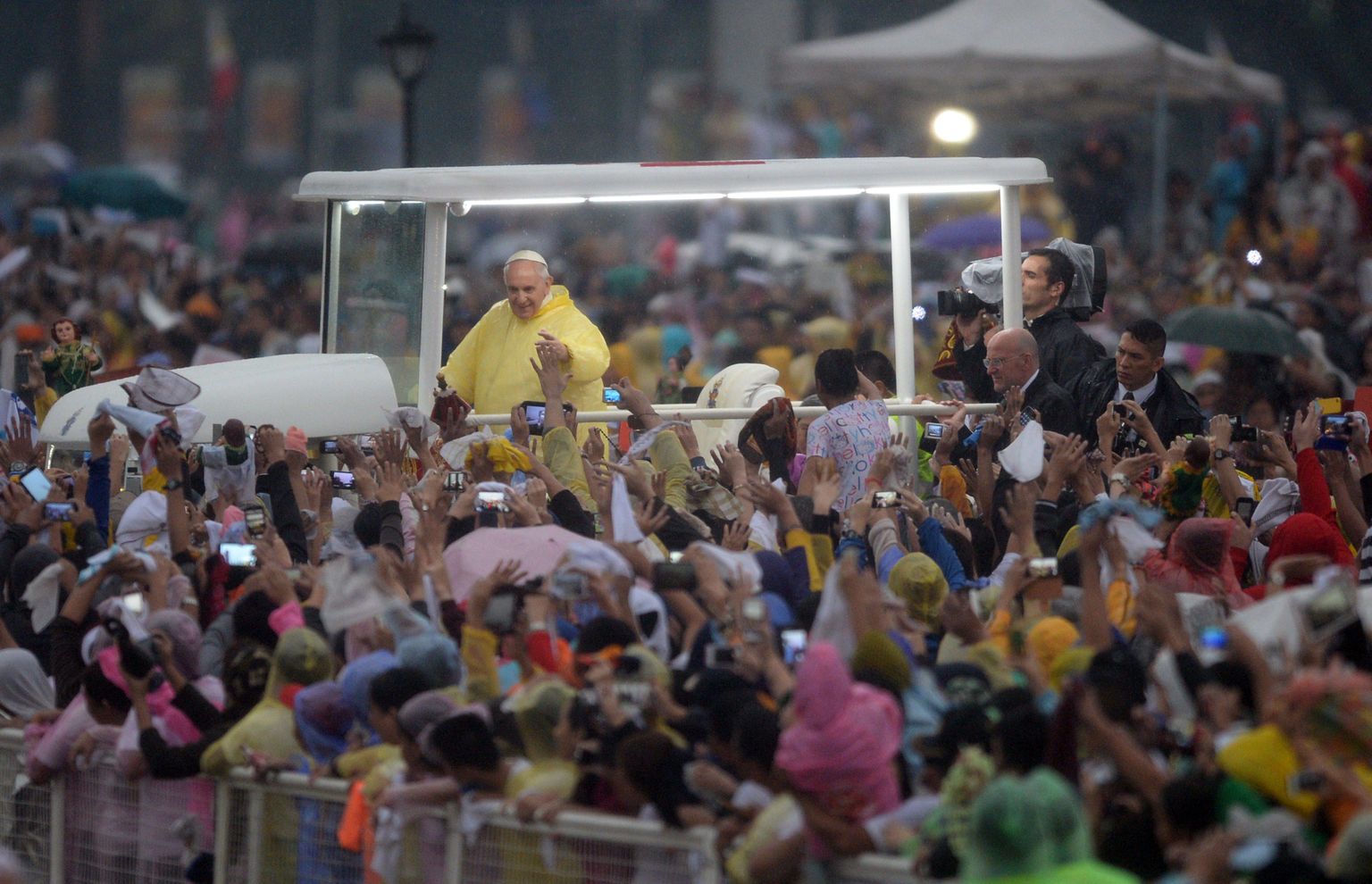 Paavst Franciscus missa järel Manilasse kogunenud usklikke tervitamas.