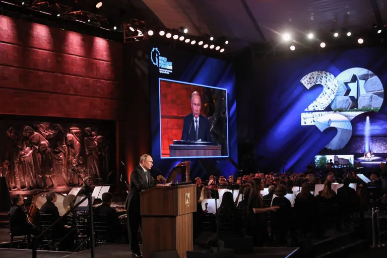 Venemaa president Vladimir Putin kõnelemas Jerusalemmas toimunud holokausti mälestusüritusel. Meenutusürituse korraldanud holokausti mälestamise ja uurimise keskus Yad Vashem palus vabandust, et lasi domineerida Venemaa ajaloonarratiivil ja eksitaval informatsioonil.