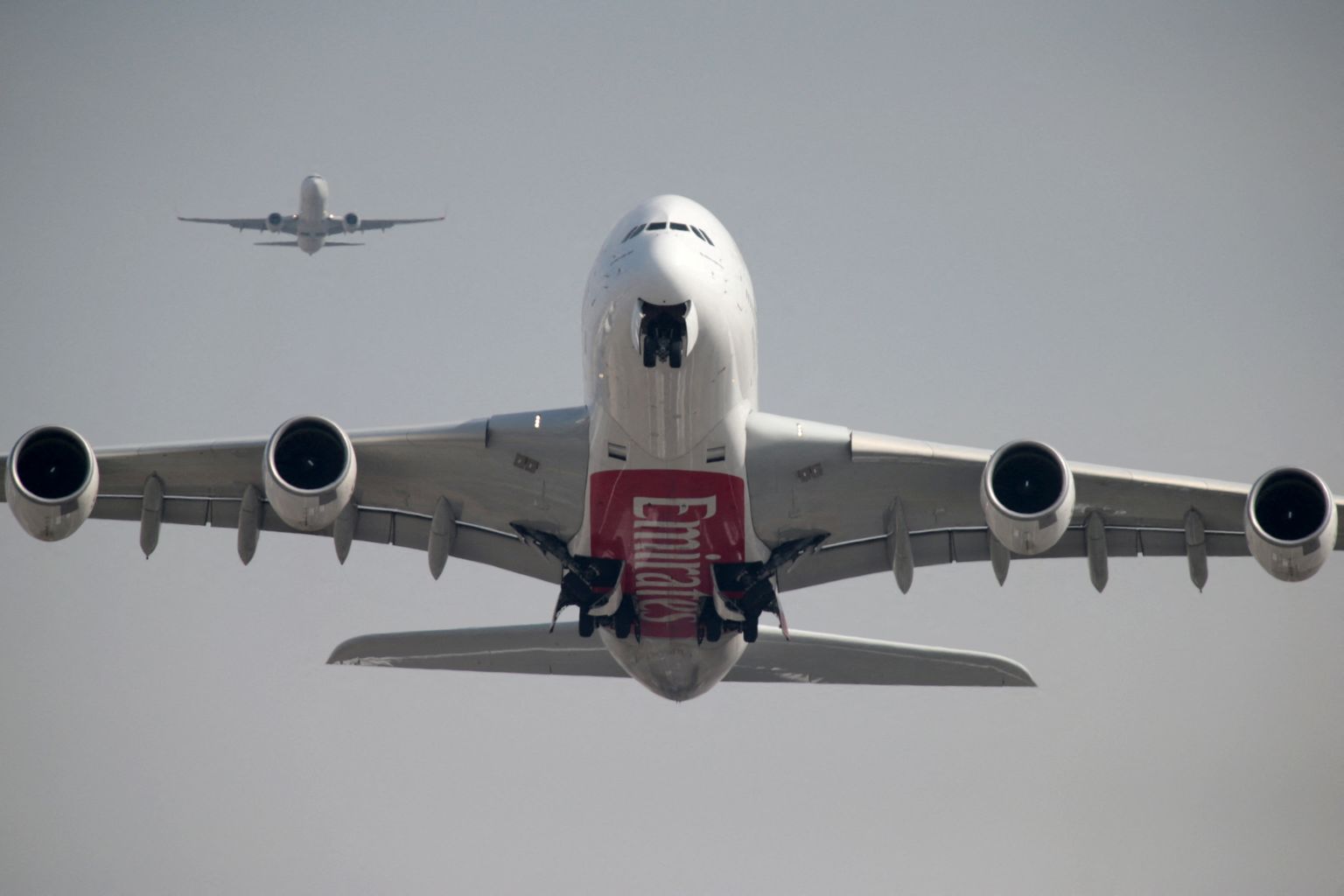 Lennufirma Emirates Airline Airbus A380 tõusmas õhku Dubai lennuväljalt. Pilt on illustreeriv
