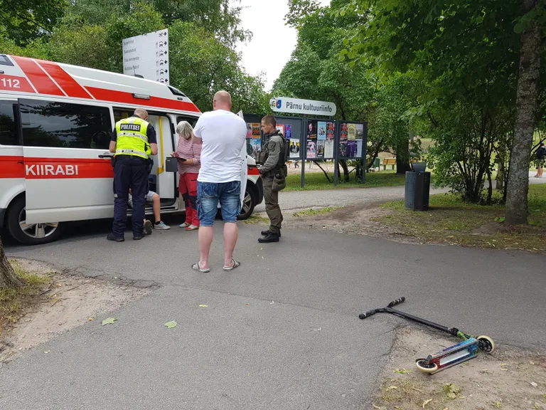 Tõukerattaga kukkunud poisi mõlemad põlved said viga, lapsele olid toeks politsei- ja kiirabitöötajad.