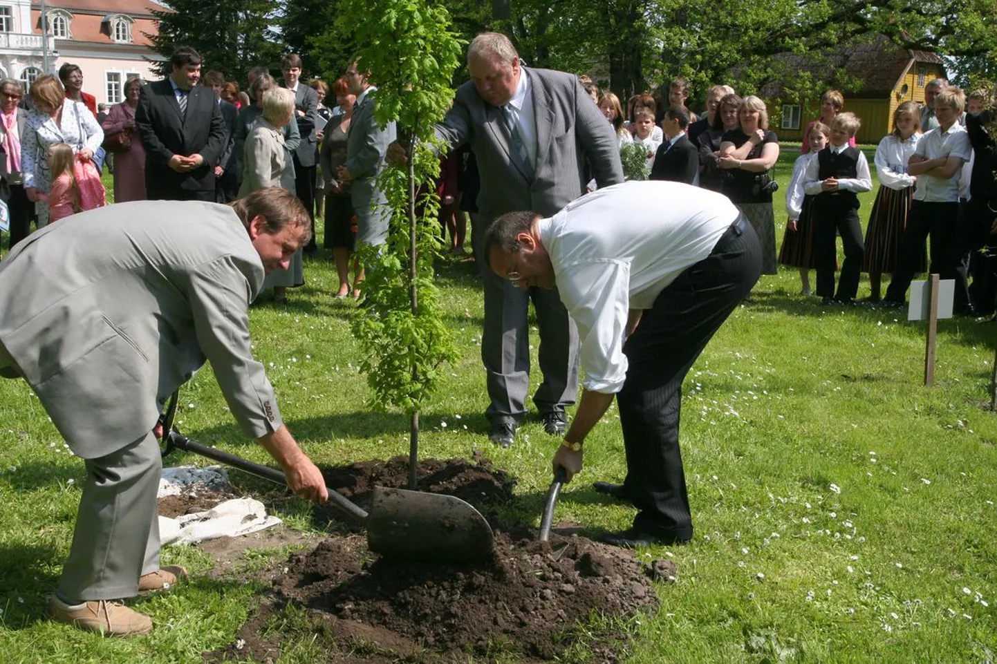 Laupa põhikooli direktorile Kaarel Aluojale tõi kutse presidendi vastuvõtule kauni kooli tiitel, mida president Toomas Hendrik Ilves käis läinud aasta mais koolile isiklikult kätte andmas. Seda sündmust meenutab ka kooli ette ühiselt istutatud puu.