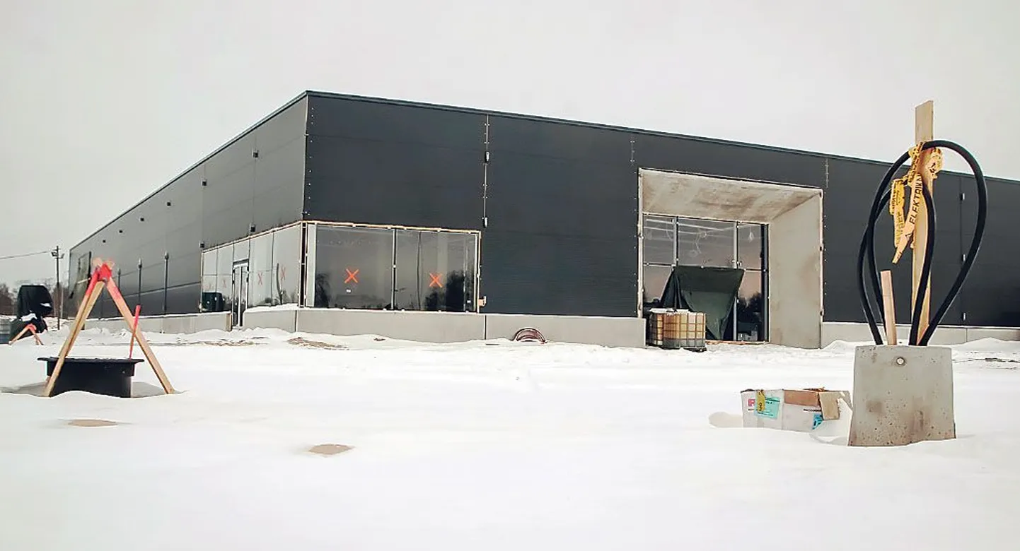 17. juulil Pärnu linna ja Audru piiril uksed avava Maksimarketi hoonekarp on katuse all ja käimas on majasiseste kommunikatsioonide rajamine.