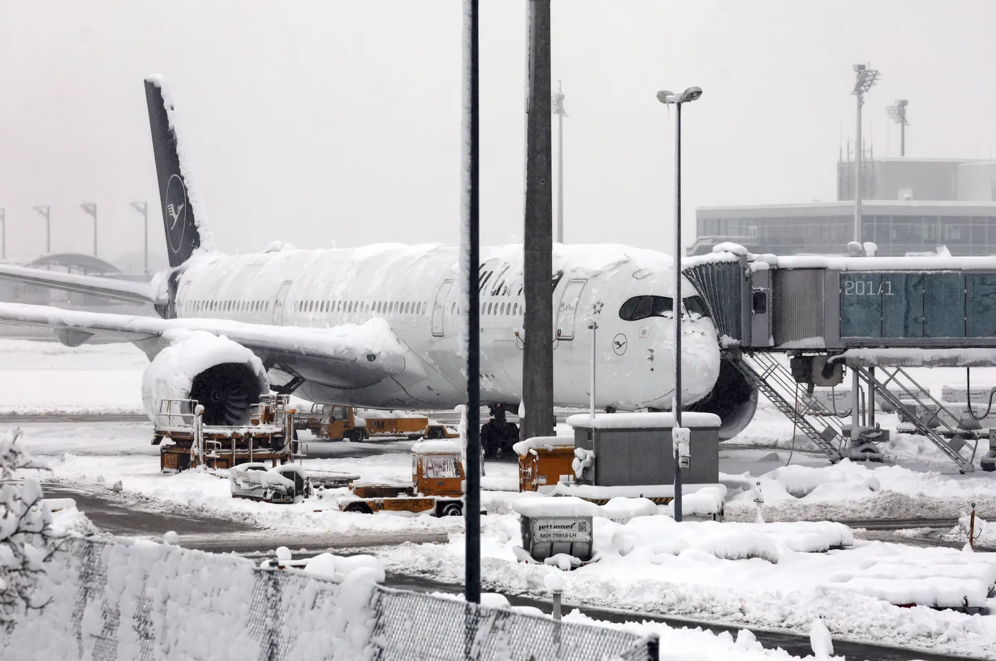 Lufthansa lennuk lumises Müncheni lennujaamas.