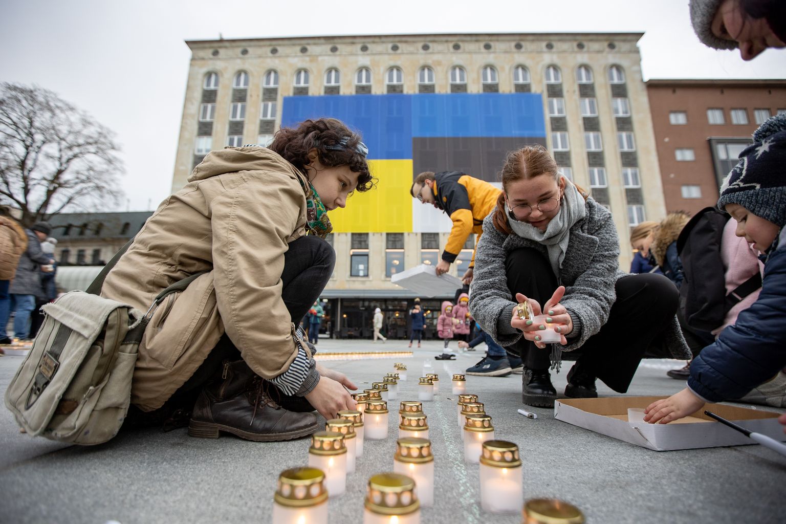 Зажжение свечей на столичной площади Вабадузе в память о жертвах войны в Украине.
