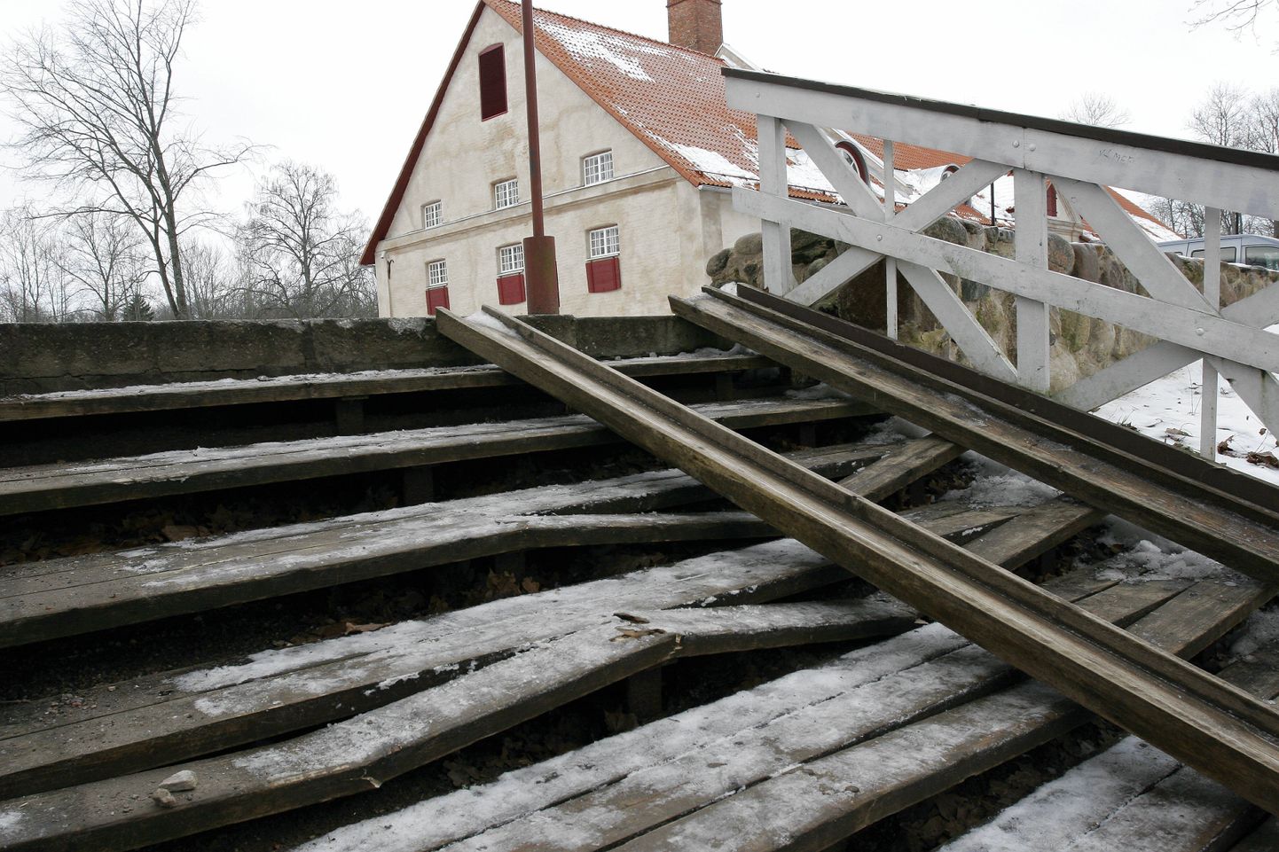 Lisaks trepiplankude purustamisele lõhkus üle silla sõitnud maastur ka trepi konstruktsiooni.