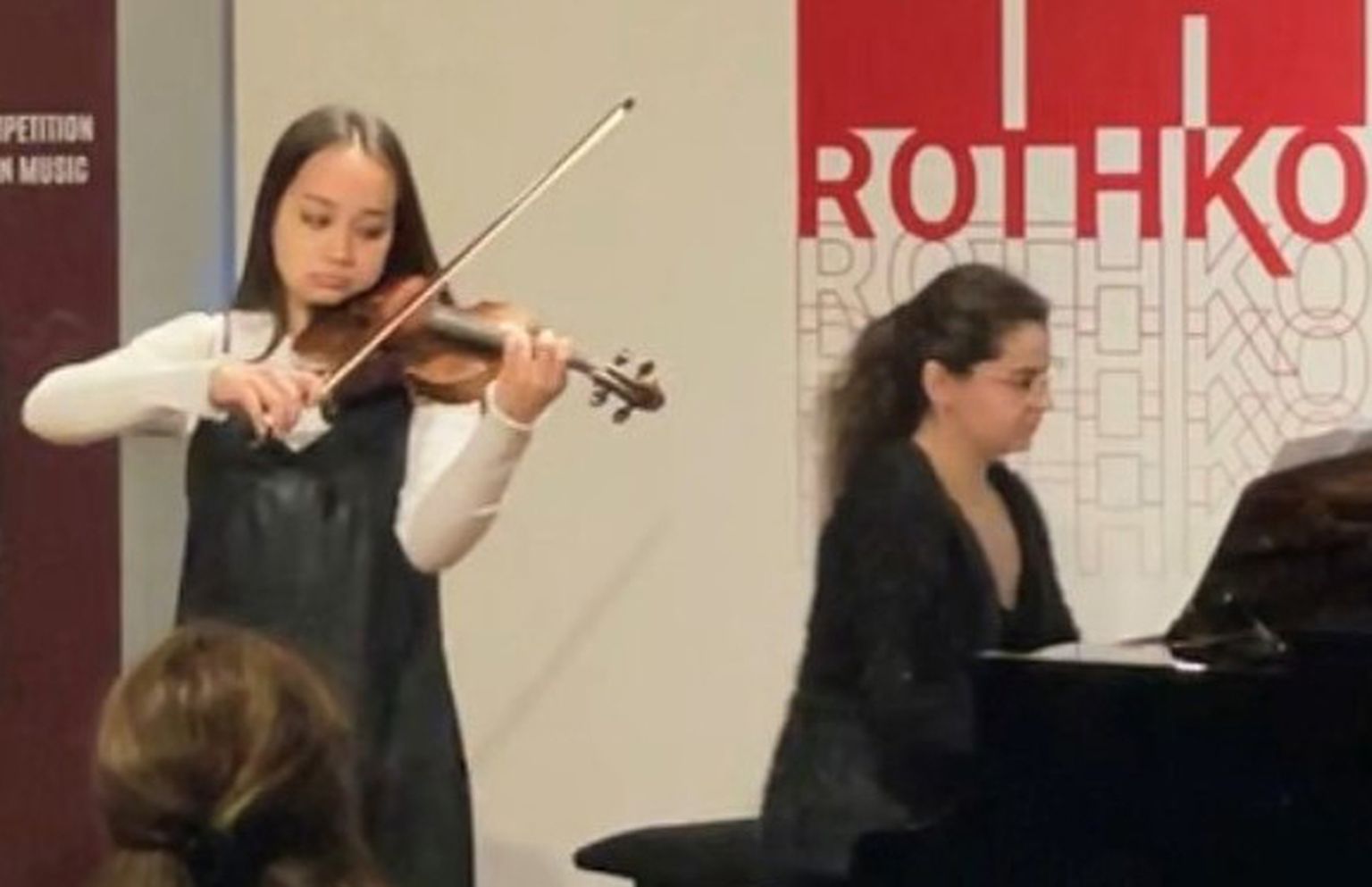 Sofia Kulikova õpib Ahtme kunstide koolis viiulit ja orelit ning valis konkursil osalemiseks viiuli. Klaveri taga on tema õpetaja Aleksandra Serebrjakova.