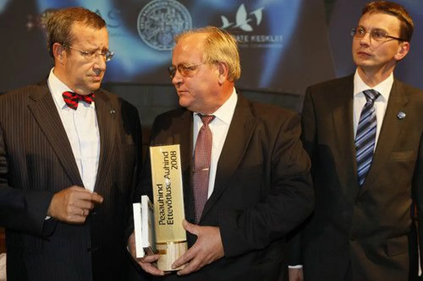 President Toomas Hendrik Ilves ja Bo Henriksson pidulikul autasustamistseremoonial.