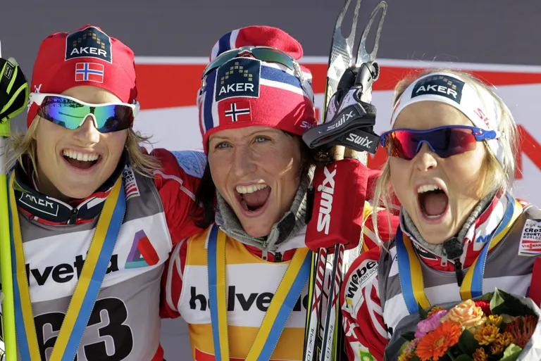 Vibeke Skofterud (vasakul) koos Marit Björgeni ja Therese Johaugiga 2011. aasta MK-etapil