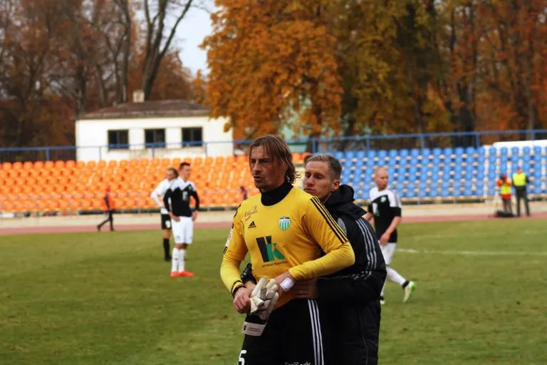 Tarmo Kink talutab endast välja läinud Sergei Pareiko riietusruumide suunas. Foto: