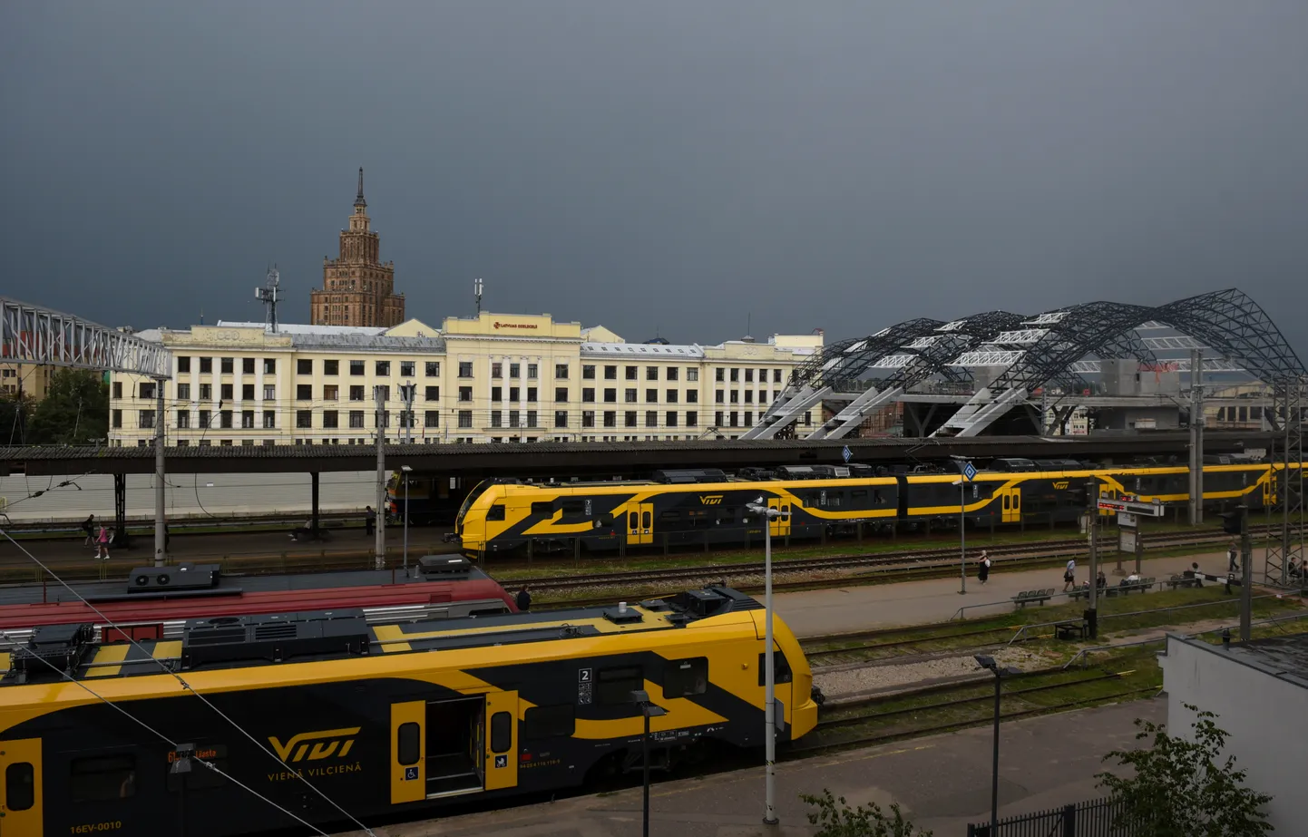 Negaisa mākoņi virs Rīgas Centrālās dzelzceļa stacijas.