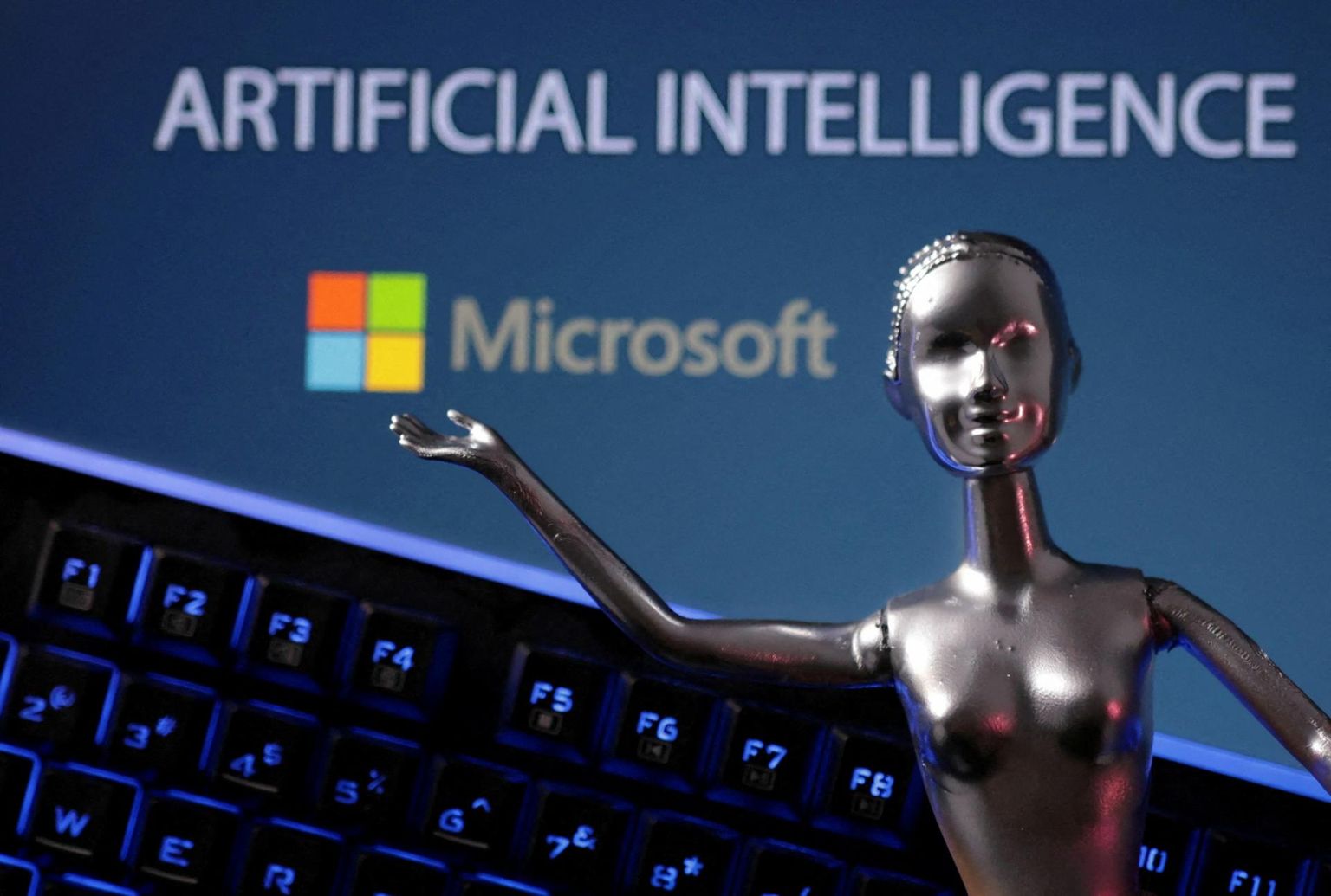 Microsofti logo ja tehisintellekt.