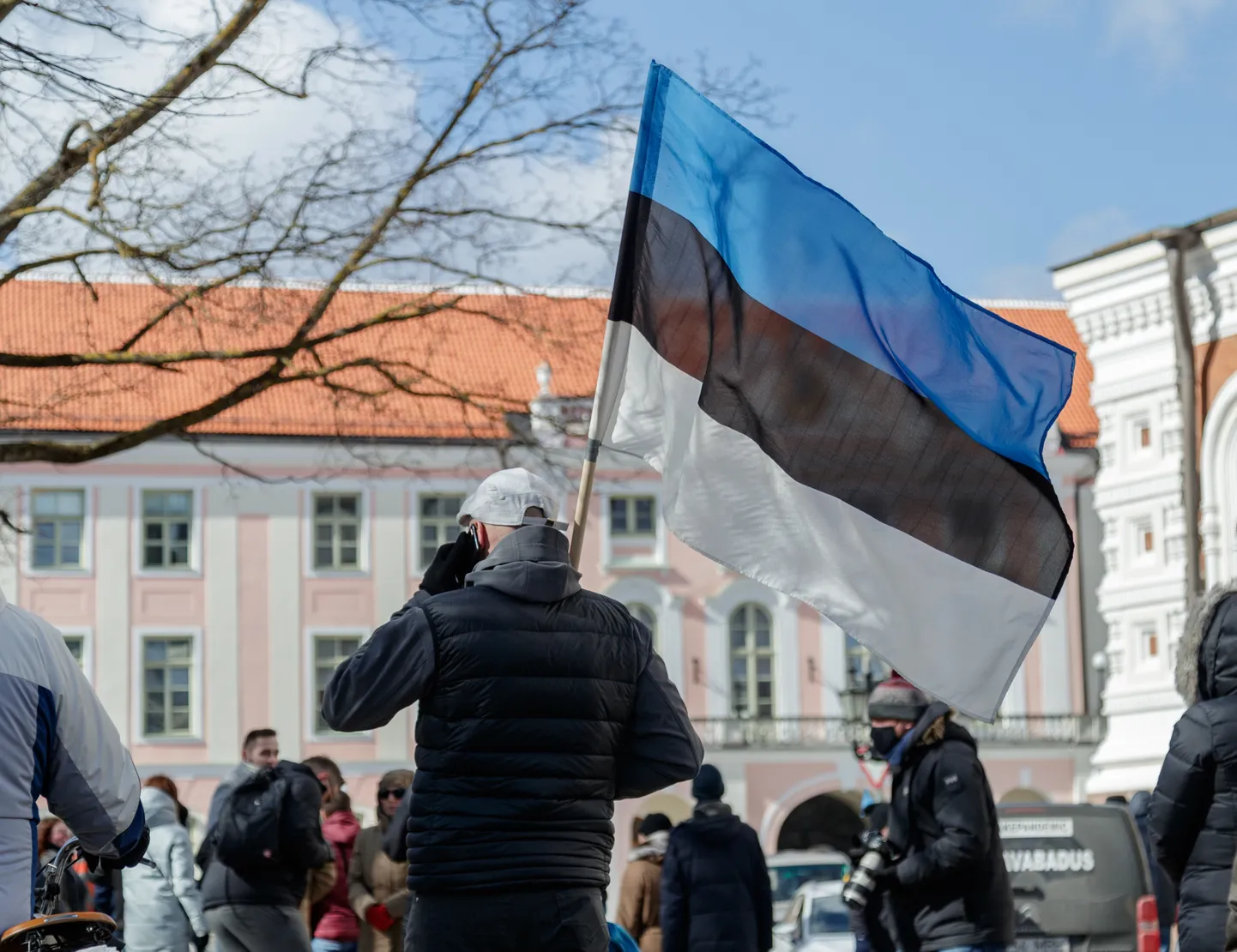 Keskpäevaks on väljakule kogunenud 60-70 inimest, kes kõik peavad politsei sõnul piirangutest kenasti kinni.