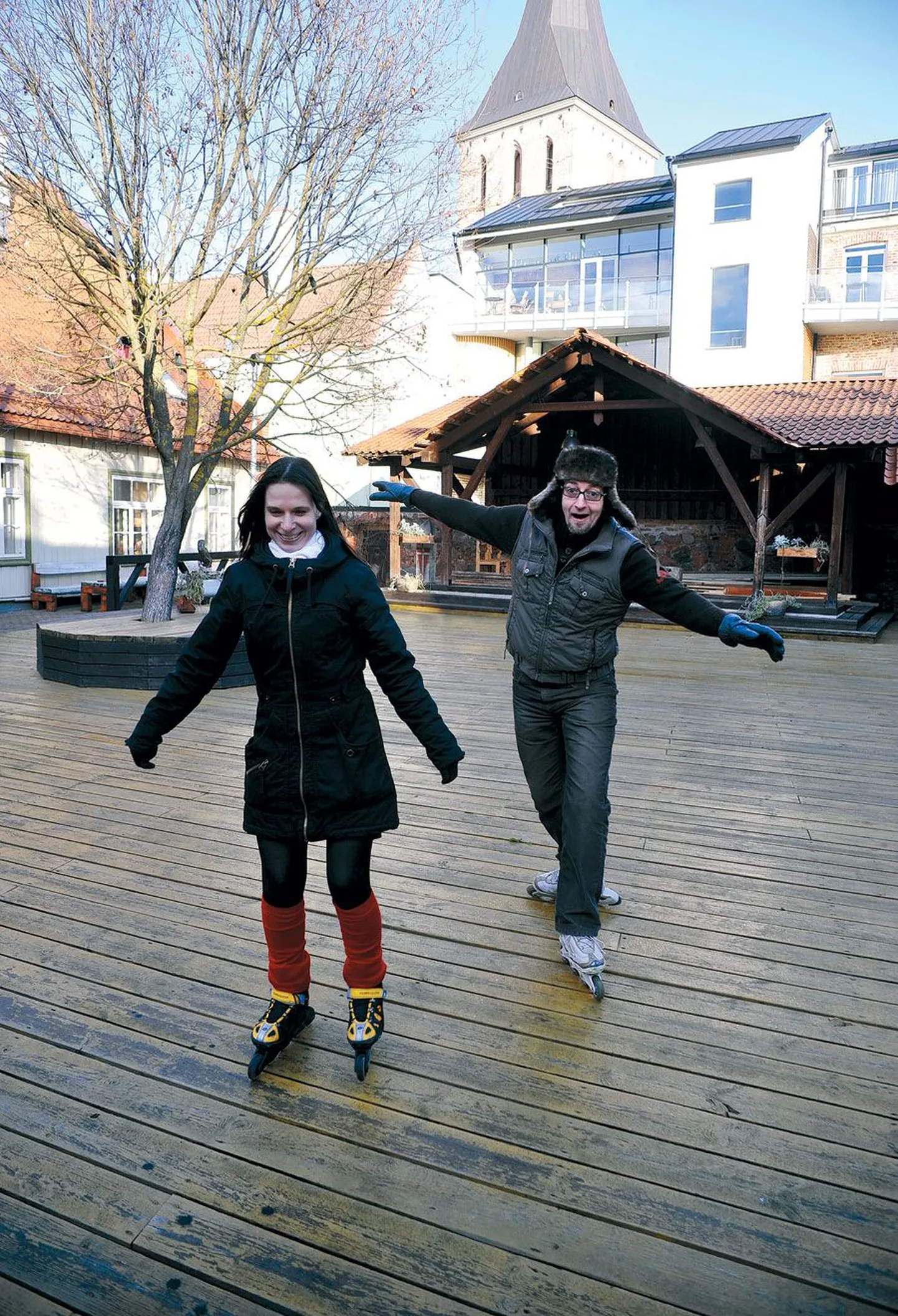 Tähtvere puhkepargi juhataja Jane Jakobson ja Tartu Loomemajanduskeskuse juht Raul Oreškin katsetasid eile rulluiskudega Anto­­niuse õue terrassi suurust. Esimesest advendist saab sama koha peal sõita kunstjääl juba päris uiskudega.