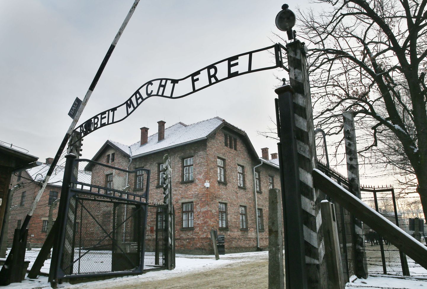 Auschwitzi koonduslaager-muuseumi peasissekäik. Värava kohal on näha kirjutist «Töö teeb vabaks»