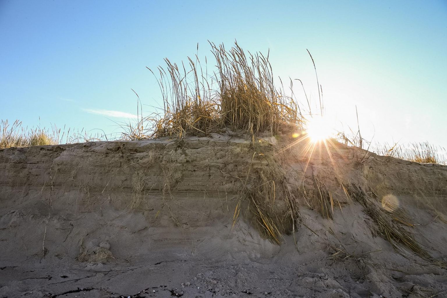 Peraküla rannas Läänemaal uhtus torm palju liiva ära. 