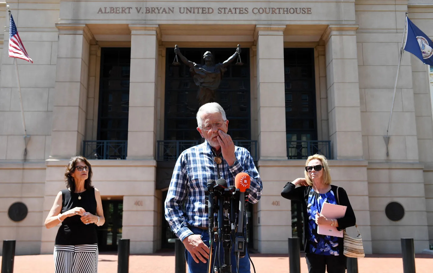 Tapetud James Foley ema Diane Foley (vasakul) ning Carl ja Marsha Mueller, vägistatud ja tapetud Kayla Muelleri vanemad, rääkisid ajakirjanikele Albert V. Bryani nimelise föderaalse kohtuhoone ees Virginia osariigis Alexandrias pärast islamisti El Shafee Elsheikhi karistuse väljakuulutamist. Ajakirjanike ees võtsid sõna ka teiste tapetute vanemad.