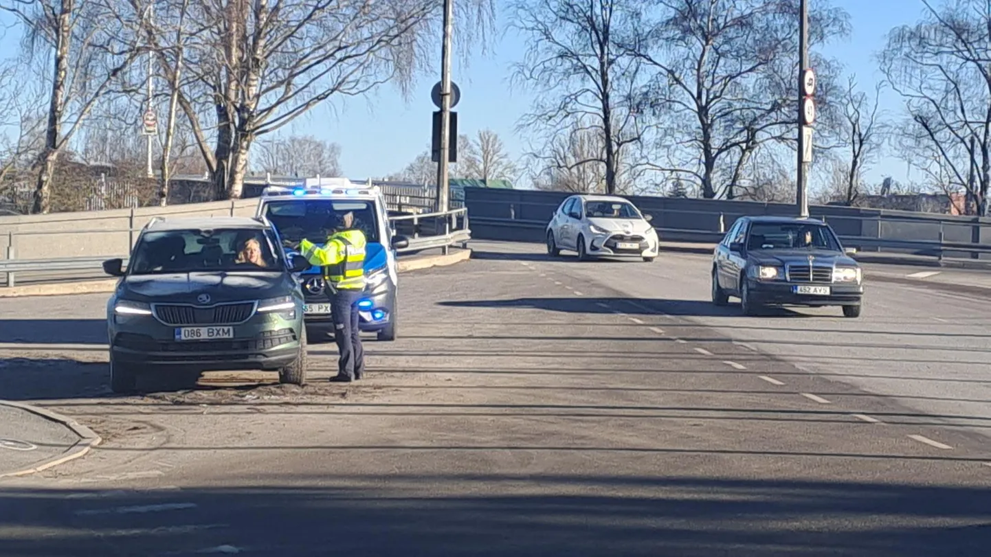 Pärnus korraldatud puhumisreidil kontrolliti kahe ja poole tunni jooksul üle 600 sohvri kainust. Pildil olev auto sai pärast peatamist edasi sõita.
