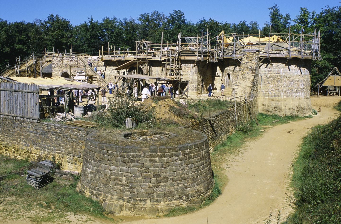 Keskaegse kindluse koopia ehitamine Prantsusmaal Burgundias Guédelonis