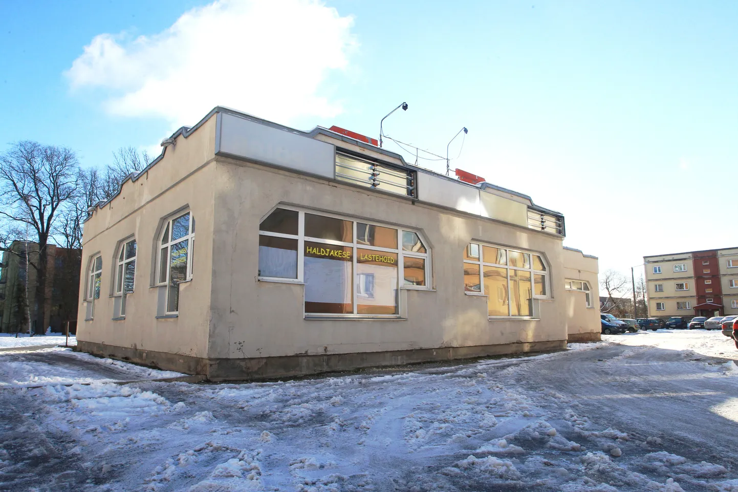 Alustatud on hoone sisetöid, kortermaja elaniku sõnul lõhutakse praegu põranda betooni ja pannakse uut torustikku.