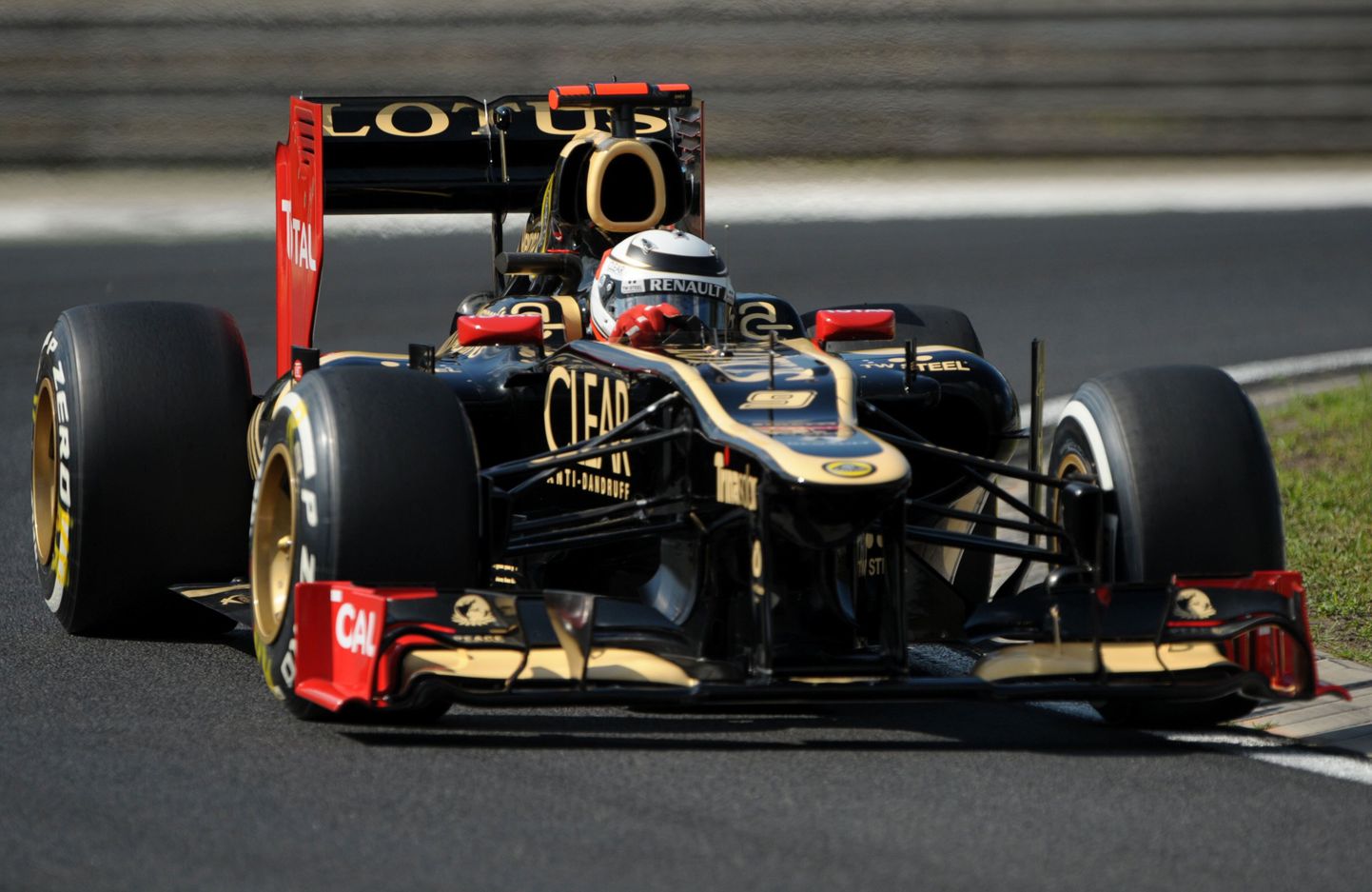 Kimi Räikkönen suutis ühena vähestest Ungaris Lewis Hamiltoni tempot hoida.