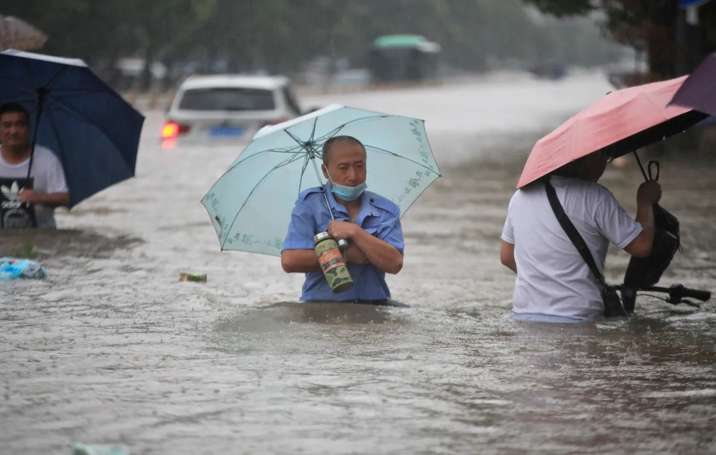 Inimesed Zhengzhou tänaval.