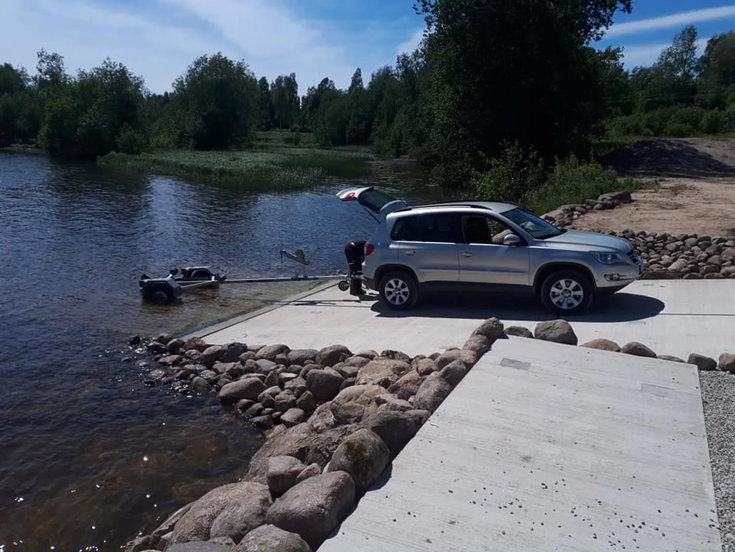 Kalamehed võtsid vast valminud slipi kohe kasutusele.