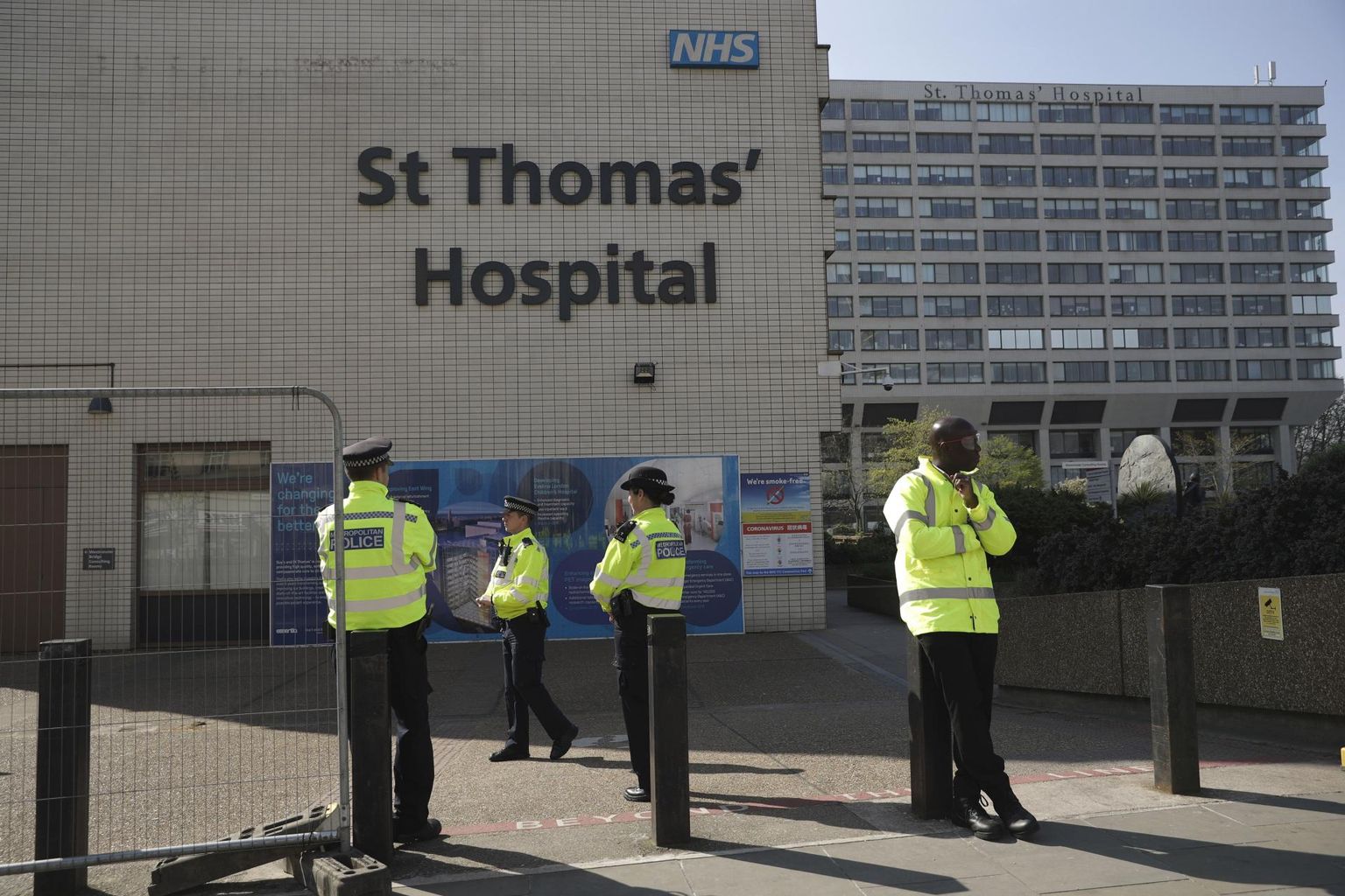 Politseinikud valvamas Londoni St. Thomase haiglat, kus on ravil peaminister Boris Johnson.  foto: Matt Dunham / ap / Scanpix