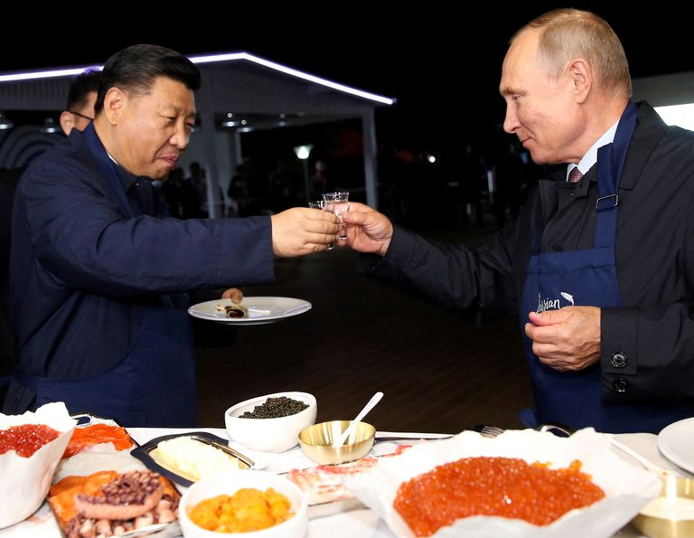 Путин пьет водку с Си Цзиньпином в кулуарах Восточного экономического форума во Владивостоке, Россия, 11 сентября 2018 года.