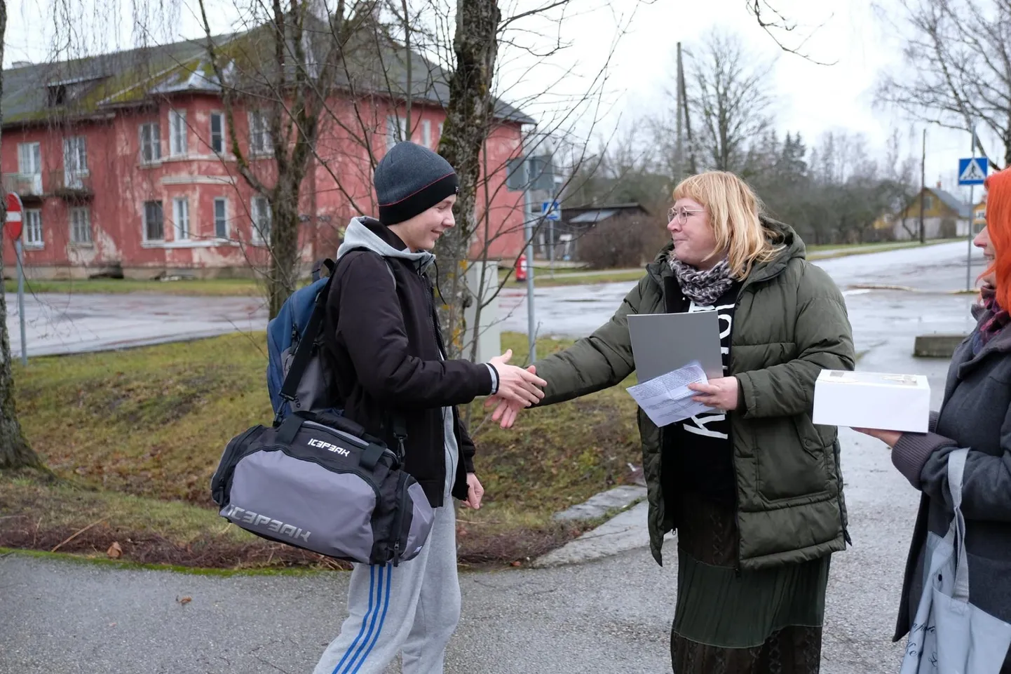 Kevin Lindlaant tunnustas kultuuri- ja noorsootööspetsialist Merle Tombak suisa tänaval.