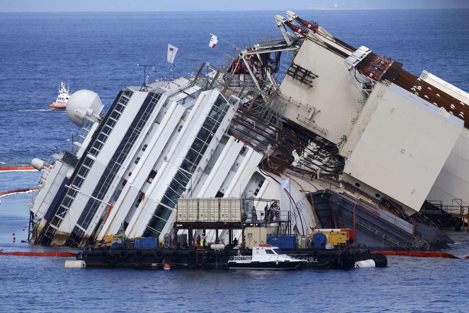 Costa Concordia merest väljatõmbamist peetakse suurimaks omataoliseks päästeoperatsiooniks.