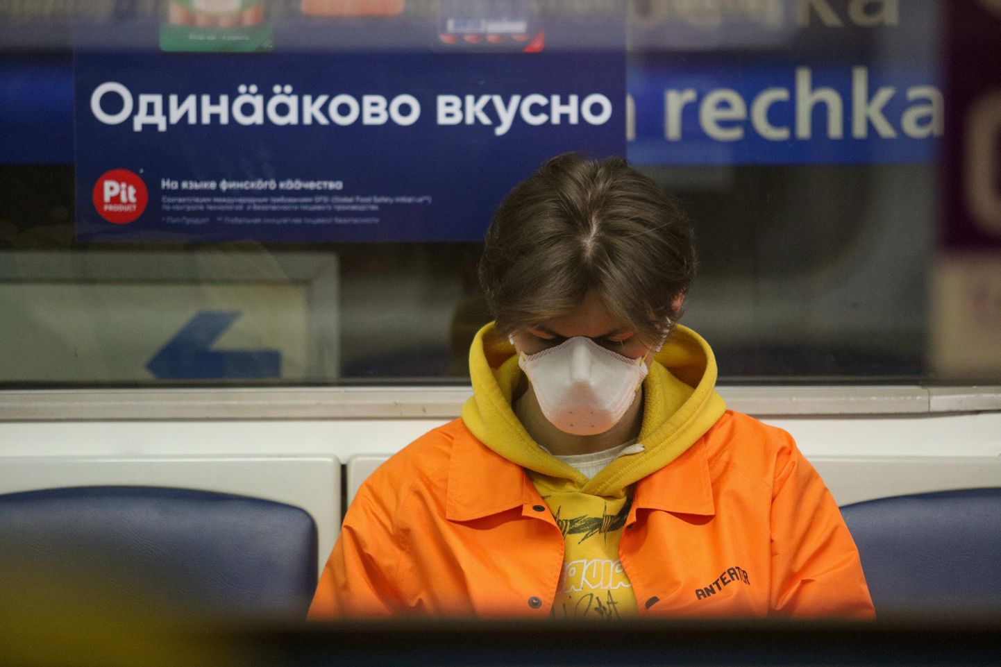 Mees metroos maski kandmas.