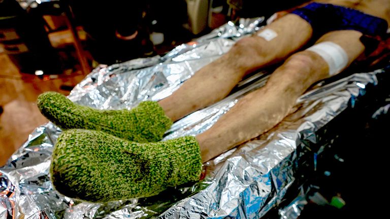 Шерстяные носки держат Сашины ноги в тепле, пока медики занимаются его ранами