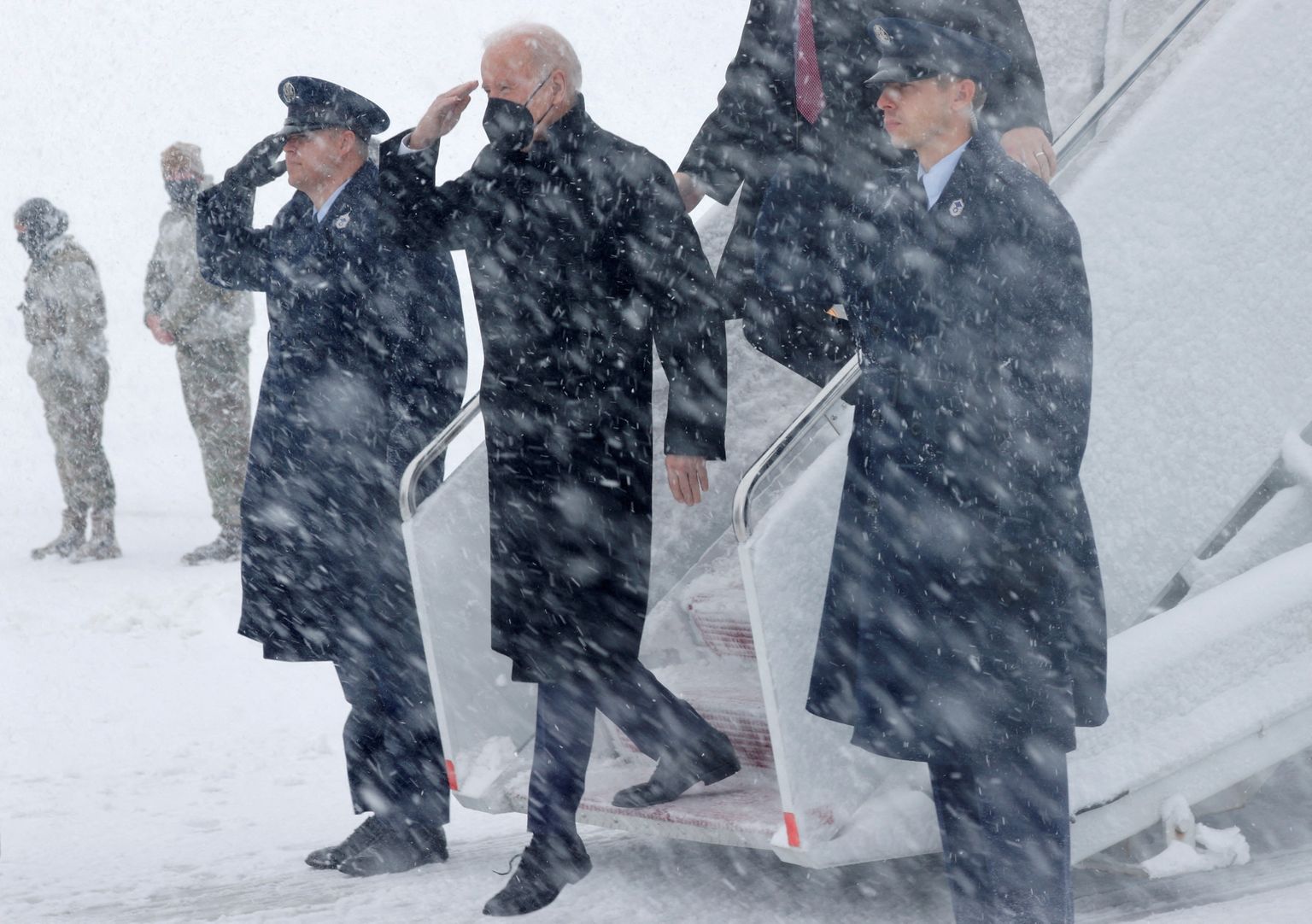USA presidendi Joe Bideni (keskel) lennuk maandus 3. jaanuaril Marylandis Andrewsi õhujõudude baasis lumetormis