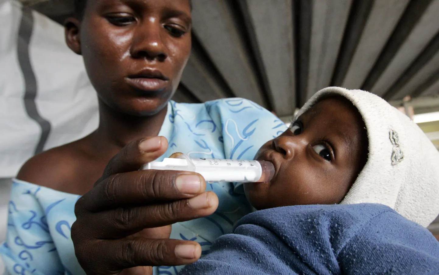 Zimbabwe naine andmas suhkrulahust oma koolerasse nakatunud lapsele.
