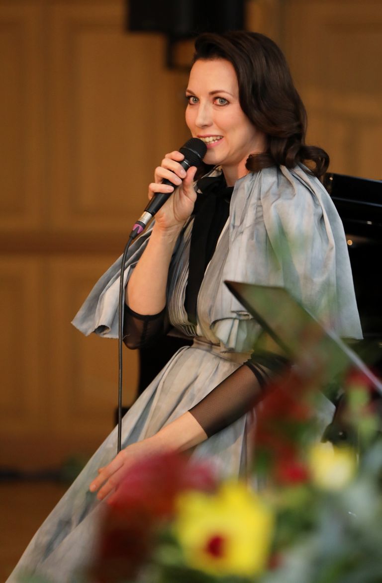 Dziedātāja Aija Vītoliņa uzstājas Rīgas pašvaldības gada balvas "Baltais zvirbulis" apbalvošanas ceremonijā Mazajā ģildē 2023. gada 16. novembrī.