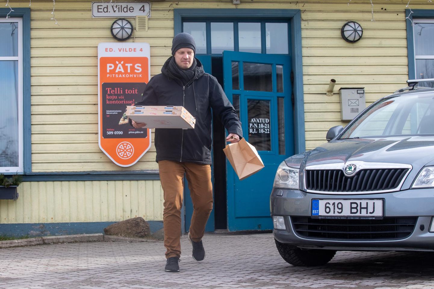 Pätsi Pitsakohviku juhataja Rando Hallik kehastub sageli ise toidukulleriks, kuid mõnikord tuleb tal kasutada ka taksojuhtide abi.