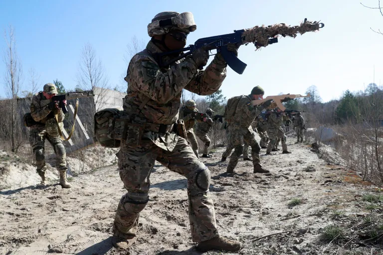 Ukraina armee reservväelased sõjaväeõppusel Kiievi lähistel.