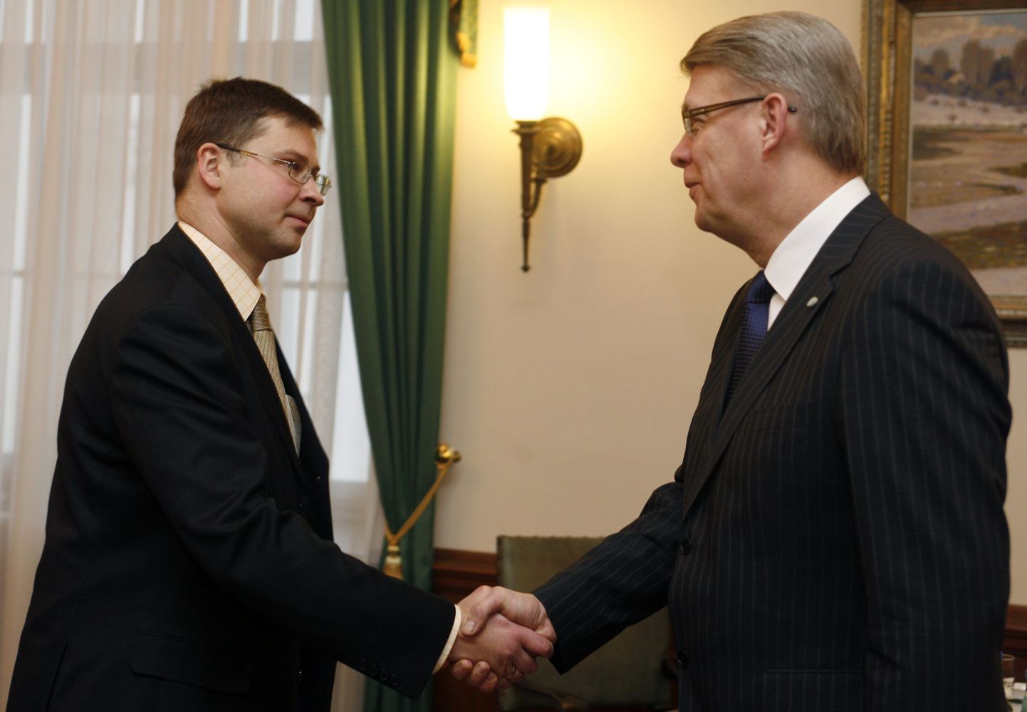 Läti president Valdis Zatlers (paremal) koos peaministrikandidaadi Valdis Dombrovskisega.