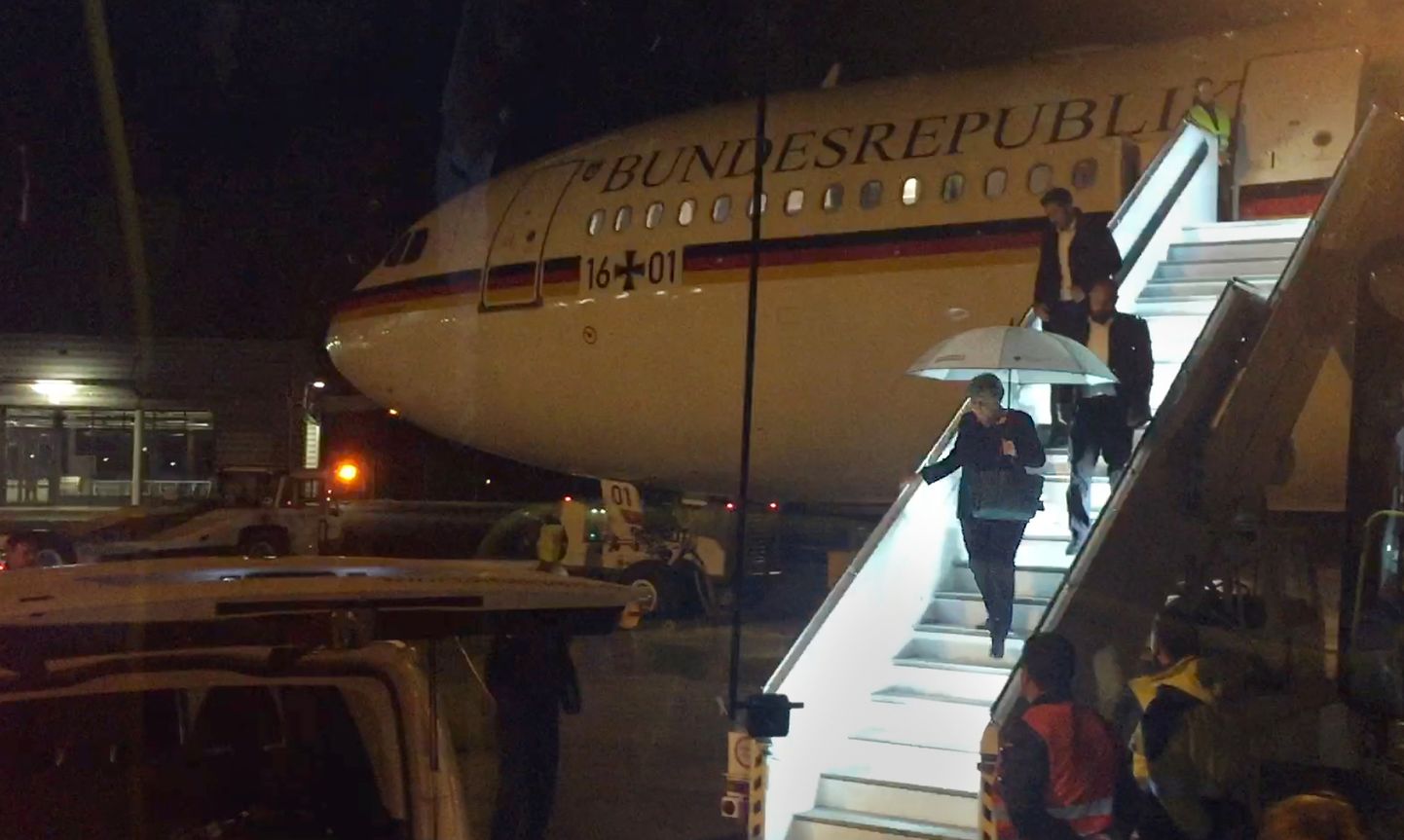 Angela Merkel väljumas lennukist pärast hädamaandumist Kölnis.