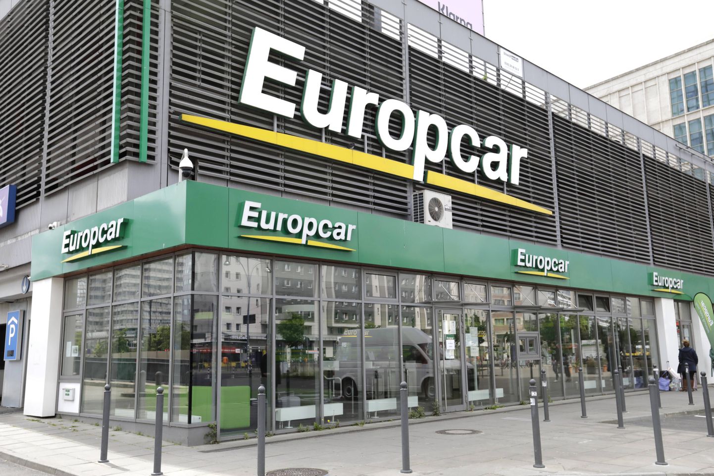 Rendiautofirma Europcar. Puhkuseregioonides on saabunud rendiautode nappus, nii et rendifirmad on hinnad mitmekordseks tõstnud.