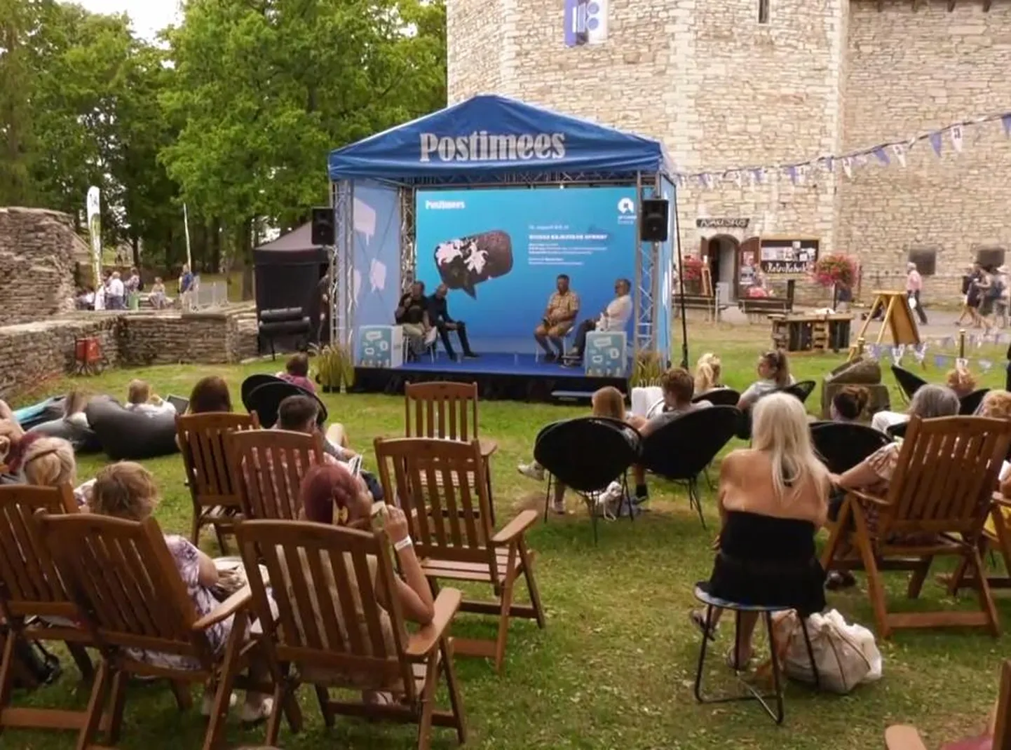 Arvamusfestivali publikult küsiti, kas Kohtla-Järve tüdruku lahtise kirstuga matusepildi avaldamine Postimees oli õige või vale, jagunesid arvamused pooleks.