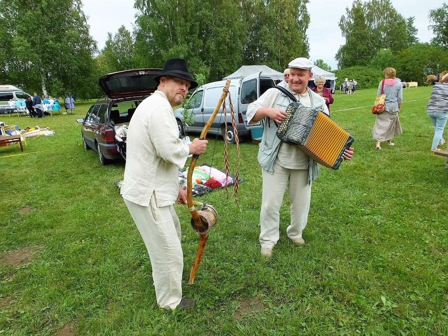 Hillar Vimberg (vasakul) ja Ervin Lember teevad laadal muusikat.