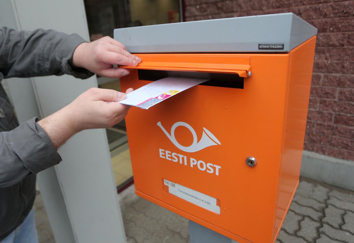 Käesolevast nädalast kehtib Omniva personaalse postiteenuse uus hinnakiri, mille kohaselt saavad kõik inimesed, kes elavad väljaspool suuremaid linnu, tellida endale postikulleri koju või töökohta tasuta.