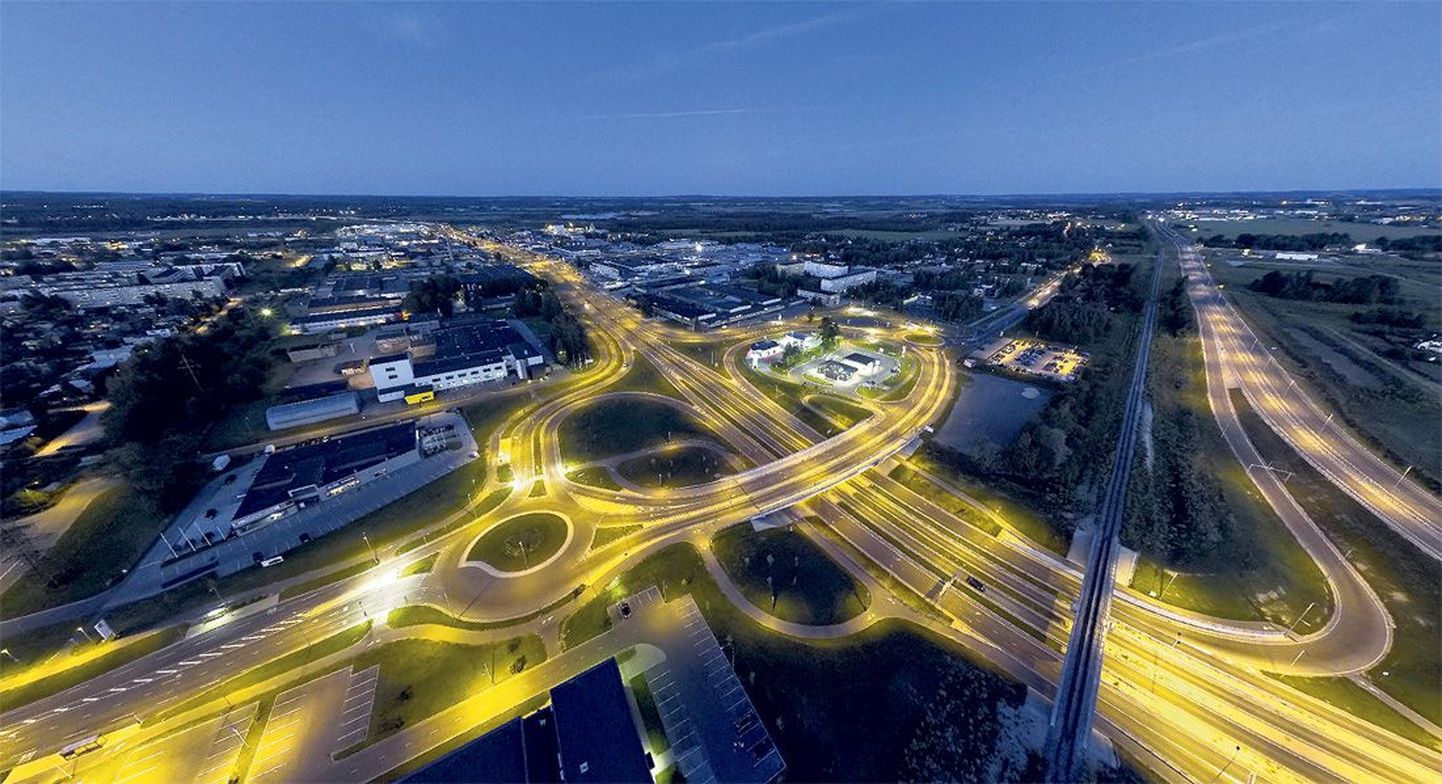 Tartu kohta tehtud 360-kraadine virtuaaltuur viib vaatajad ka üle-eelmisel aastal valminud postimaja liiklussõlme ja Ihaste linnaosa (all) kohale.