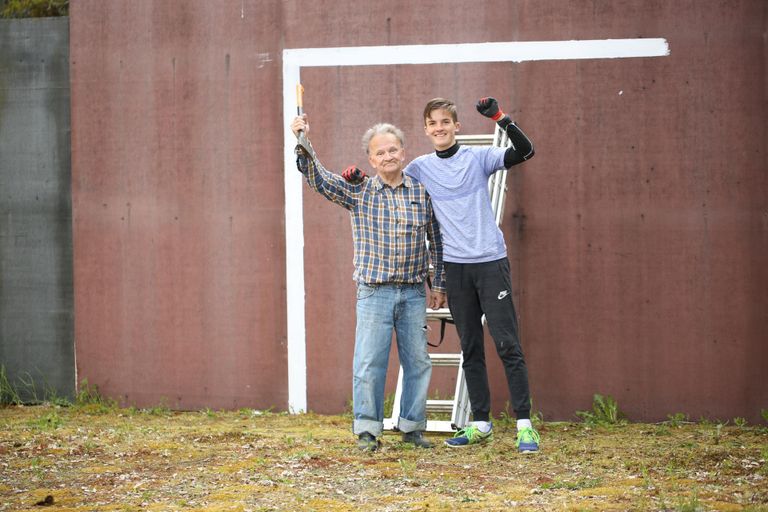 С внуком Тоомасом на даче. На стене  теннисной площадки нарисовали футбольные ворота, чтобы Тоомас-младший мог отрабатывать точность ударов.
